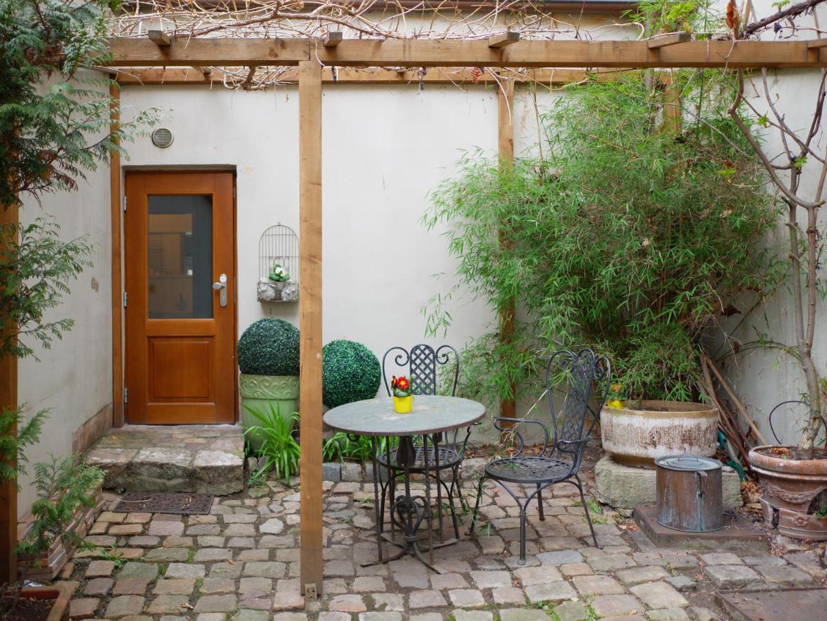 Romantic Nest Under Prague Castle Экстерьер фото